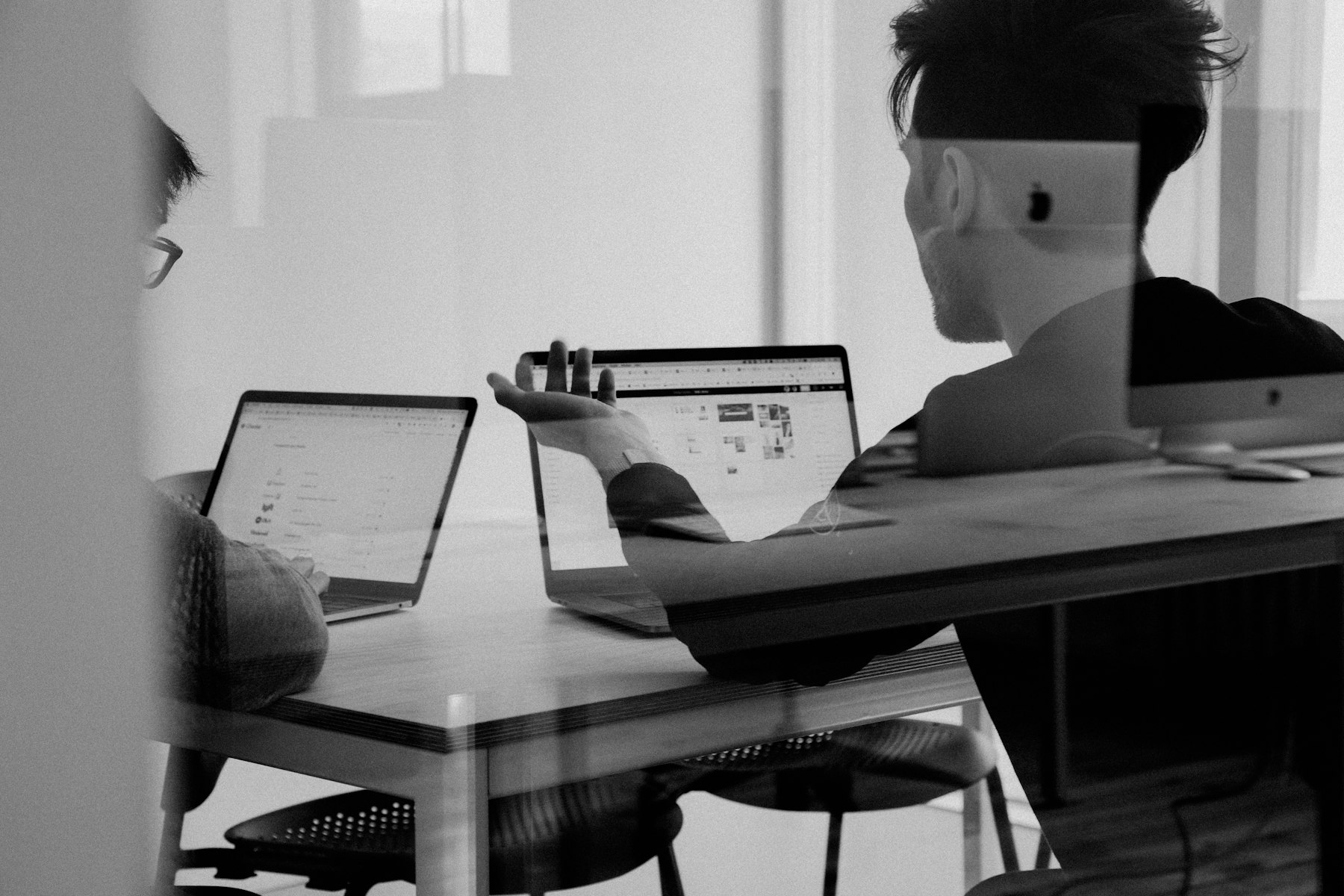 Equipo empresarial planificando la automatización de procesos en una reunión en Medellín